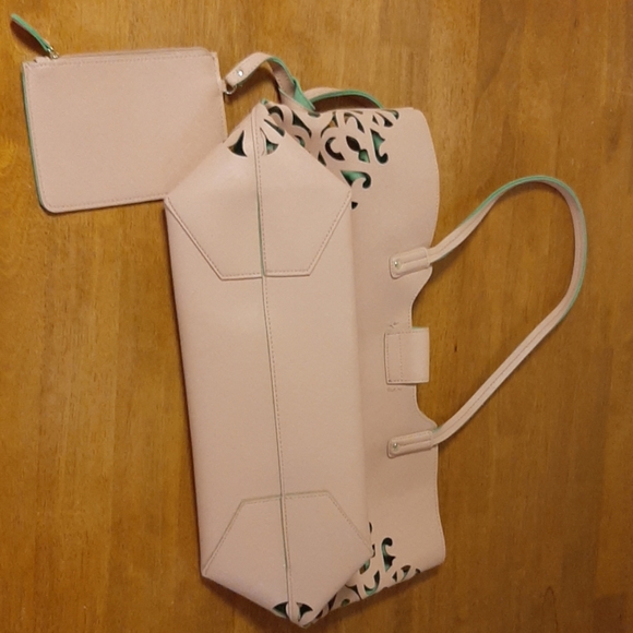 Signature Collection Bag - Picture 4 of 7